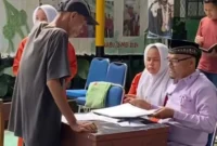 Seorang wali murid tengah menjemput rapor anaknya.( ilustrasi poto ; padangkita.com )
