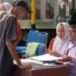 Seorang wali murid tengah menjemput rapor anaknya.( ilustrasi poto ; padangkita.com )