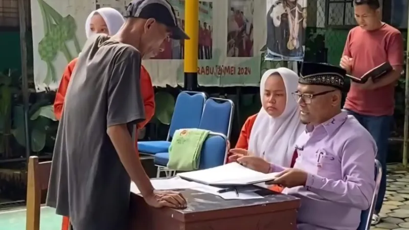 Seorang wali murid tengah menjemput rapor anaknya.( ilustrasi poto ; padangkita.com )