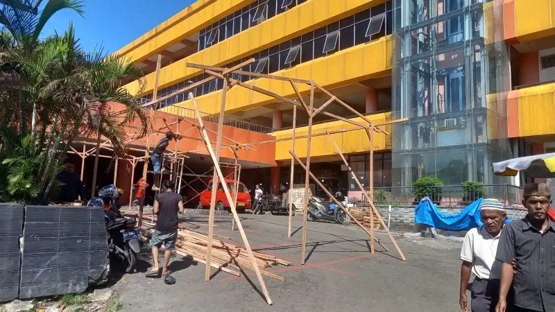 Revitalisasi Pasar Raya Padang selesai Agustus 2026. Pedagang direlokasi sementara dan kembali berjualan di basement pada September 2026.( poto : langgam.id )
