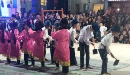 Tari cangkul anak-anak Luhah Rio Mendiho