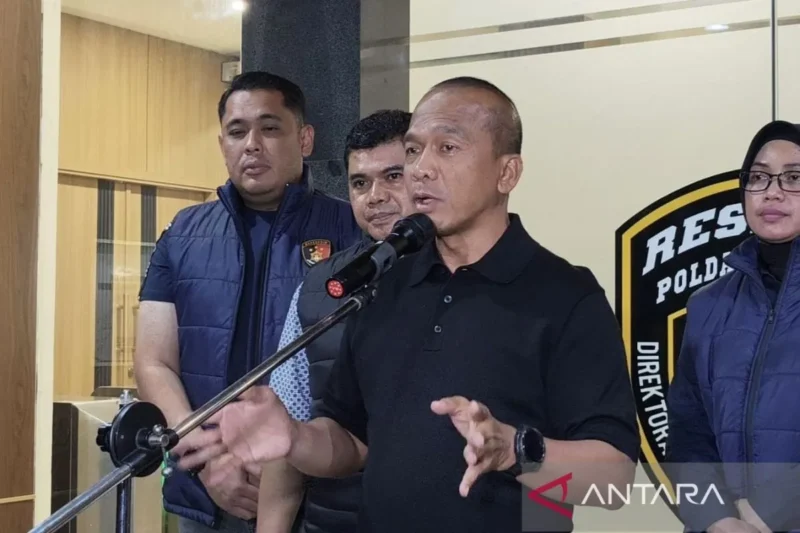 Kapolda Jawa Barat Irjen Pol Rudi Setiawan saat memberikan keterangan di Mapolda Jawa Barat, Kota Bandung, Selasa (23/6/2026). ( poto : ANTARA )