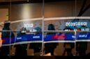 Pekerja berjalan melewati refleksi layar digital pergerakan Indeks Harga Saham Gabungan (IHSG) di Bursa Efek Indonesia, Jakarta, Senin (2/2/2026). (ANTARA FOTO/Sulthony Hasanuddin)