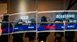Pekerja berjalan melewati refleksi layar digital pergerakan Indeks Harga Saham Gabungan (IHSG) di Bursa Efek Indonesia, Jakarta, Senin (2/2/2026). (ANTARA FOTO/Sulthony Hasanuddin)