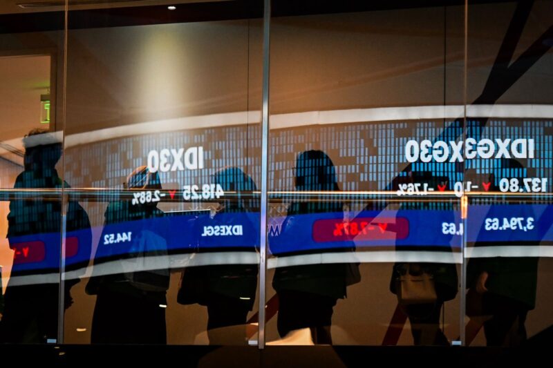 Pekerja berjalan melewati refleksi layar digital pergerakan Indeks Harga Saham Gabungan (IHSG) di Bursa Efek Indonesia, Jakarta, Senin (2/2/2026). (ANTARA FOTO/Sulthony Hasanuddin)