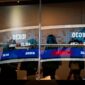 Pekerja berjalan melewati refleksi layar digital pergerakan Indeks Harga Saham Gabungan (IHSG) di Bursa Efek Indonesia, Jakarta, Senin (2/2/2026). (ANTARA FOTO/Sulthony Hasanuddin)