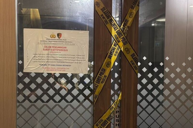 Ruangan PT Dana Syariah Indonesia (DSI) disegel aparat kepolisian dari Dittipideksus Bareskrim Polri. ( kompas.com )