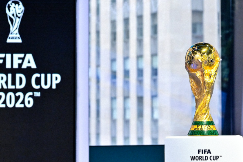 Trofi Piala Dunia yang akan diperebutkan kembali dalam Piala Dunia 2026 di Amerika Serikat, Kanada dan Meksiko.( poto : kompas.com )
