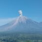 Gunung Semeru erupsi dengan tinggi letusan mencapai 1.000 meter di atas puncak pada Kamis (11/6/2026).( poto : kompas.com )