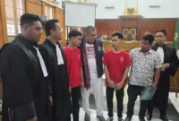 Dua terdakwa Aziz Apandi Silalahi dan Ranning Alamer Mulsim Cibro, bersama Hinca Panjaitan saat menjalani persidangan di Pengadilan Negeri Medan, Kamis (11/6/2026).( poto : kompas.com )