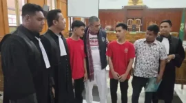 Dua terdakwa Aziz Apandi Silalahi dan Ranning Alamer Mulsim Cibro, bersama Hinca Panjaitan saat menjalani persidangan di Pengadilan Negeri Medan, Kamis (11/6/2026).( poto : kompas.com )