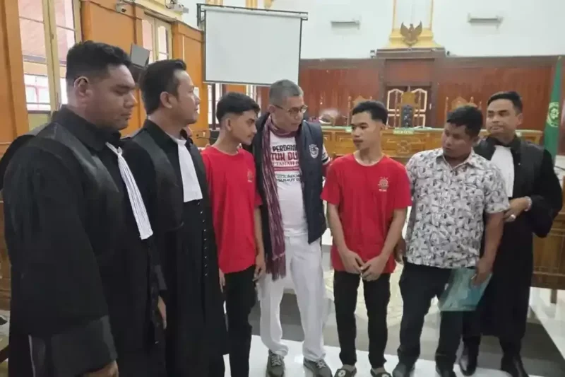 Dua terdakwa Aziz Apandi Silalahi dan Ranning Alamer Mulsim Cibro, bersama Hinca Panjaitan saat menjalani persidangan di Pengadilan Negeri Medan, Kamis (11/6/2026).( poto : kompas.com )