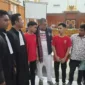 Dua terdakwa Aziz Apandi Silalahi dan Ranning Alamer Mulsim Cibro, bersama Hinca Panjaitan saat menjalani persidangan di Pengadilan Negeri Medan, Kamis (11/6/2026).( poto : kompas.com )