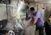 Nandang Permadi saat proses merendam kacang kedelai untuk pembuatan tahu tempe di rumah produksinya di Jalan Sumur Jodoh, Watang Soreang, Kecamatan Soreang Parepare, Jumat (12/6/2026). ( poto : Kompas.com )