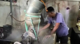 Nandang Permadi saat proses merendam kacang kedelai untuk pembuatan tahu tempe di rumah produksinya di Jalan Sumur Jodoh, Watang Soreang, Kecamatan Soreang Parepare, Jumat (12/6/2026). ( poto : Kompas.com )