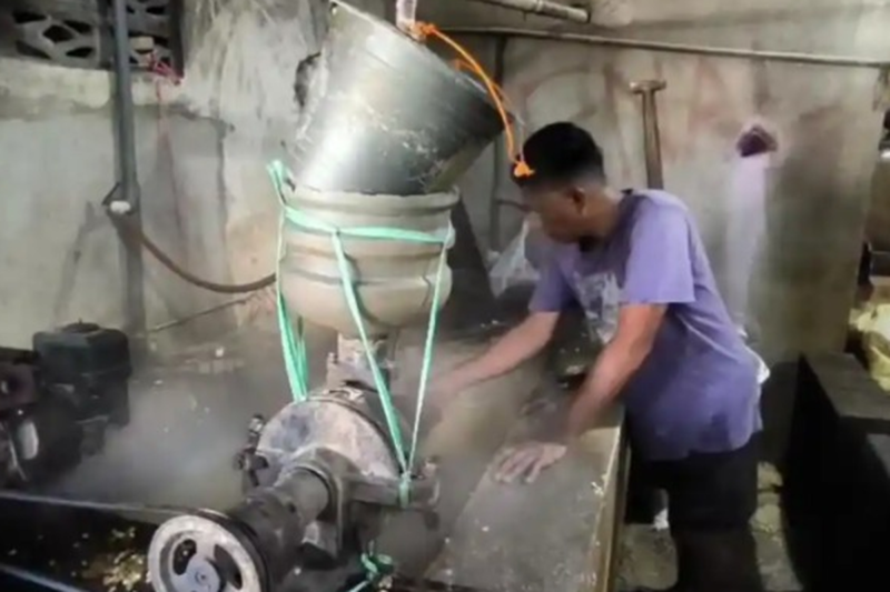 Nandang Permadi saat proses merendam kacang kedelai untuk pembuatan tahu tempe di rumah produksinya di Jalan Sumur Jodoh, Watang Soreang, Kecamatan Soreang Parepare, Jumat (12/6/2026). ( poto : Kompas.com )