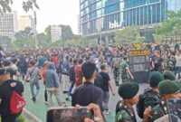 Momen aksi saling dorong antara massa aksi yang hendak menuju ke Bundaran HI dengan barikade aparat TNI dan Polisi di Jalan Jenderal Sudirman, Jakarta Pusat, Jumat (12/6/2026). ( poto : kompas.com )