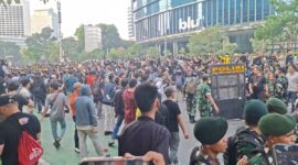Momen aksi saling dorong antara massa aksi yang hendak menuju ke Bundaran HI dengan barikade aparat TNI dan Polisi di Jalan Jenderal Sudirman, Jakarta Pusat, Jumat (12/6/2026). ( poto : kompas.com )