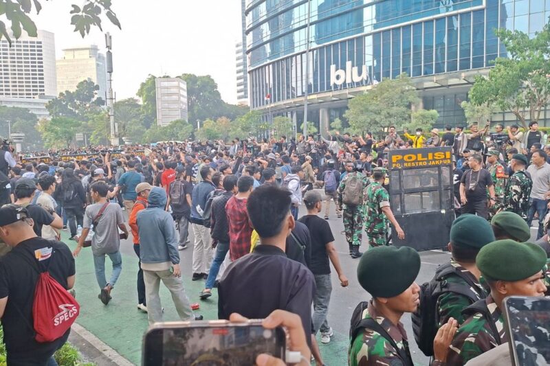 Momen aksi saling dorong antara massa aksi yang hendak menuju ke Bundaran HI dengan barikade aparat TNI dan Polisi di Jalan Jenderal Sudirman, Jakarta Pusat, Jumat (12/6/2026). ( poto : kompas.com )