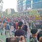 Momen aksi saling dorong antara massa aksi yang hendak menuju ke Bundaran HI dengan barikade aparat TNI dan Polisi di Jalan Jenderal Sudirman, Jakarta Pusat, Jumat (12/6/2026). ( poto : kompas.com )