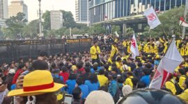 Salah satu mahasiswa menyampaikan orasinya dalam unjuk rasa di Jalan Jenderal Sudirman, Jakarta Pusat, Jumat (12/6/2026) sore(KOMPAS.com/Ridho Danu Prasetyo)