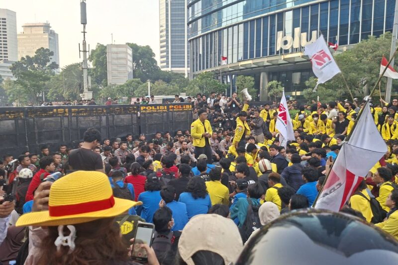 Salah satu mahasiswa menyampaikan orasinya dalam unjuk rasa di Jalan Jenderal Sudirman, Jakarta Pusat, Jumat (12/6/2026) sore(KOMPAS.com/Ridho Danu Prasetyo)