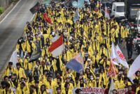 Mahasiswa berjalan saat aksi unjuk rasa di Jalan Jenderal Sudirman, Jakarta, Jumat (12/6/2026). ( poto : kompas.com )