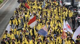 Mahasiswa berjalan saat aksi unjuk rasa di Jalan Jenderal Sudirman, Jakarta, Jumat (12/6/2026). ( poto : kompas.com )