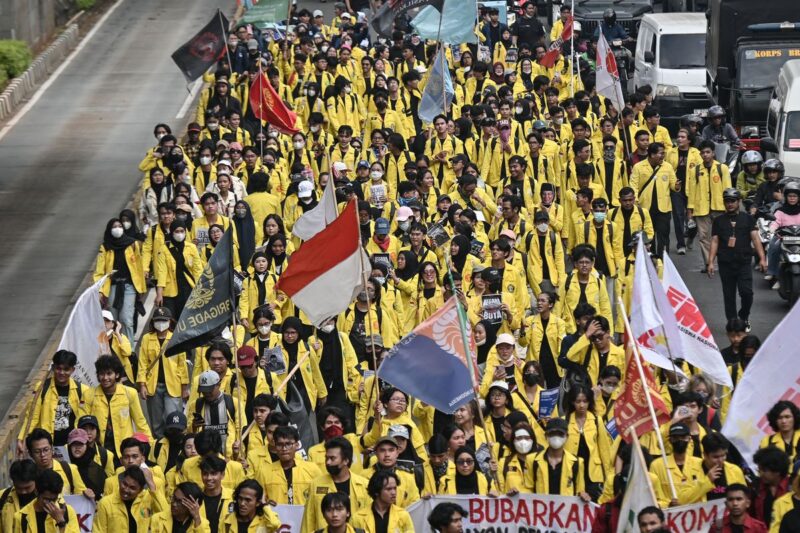 Mahasiswa berjalan saat aksi unjuk rasa di Jalan Jenderal Sudirman, Jakarta, Jumat (12/6/2026). ( poto : kompas.com )