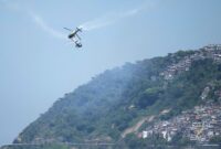 Helikopter Angkatan Udara dan Ruang Angkasa Spanyol (ASPA) saat beratraksi di Pantai Ipanema, Rio de Janeiro, Brasil, 28 Januari 2026.( kompas.com )