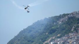 Helikopter Angkatan Udara dan Ruang Angkasa Spanyol (ASPA) saat beratraksi di Pantai Ipanema, Rio de Janeiro, Brasil, 28 Januari 2026.( kompas.com )
