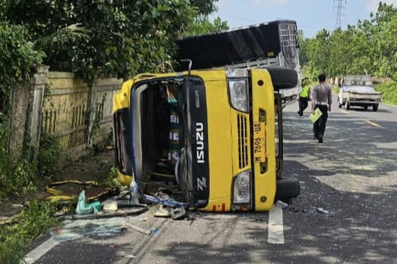 Kecelakaan beruntun di Bangkalan melibatkan truk, minibus rombongan siswa TK, dan motor.( kompas.com )
