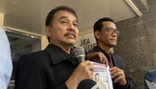 Roy Suryo dan pengacaranya Refly Harun ditemui di Mapolda Metro Jaya, Kamis (12/3/2026).( poto : kompas.com )