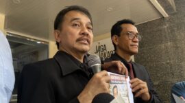 Roy Suryo dan pengacaranya Refly Harun ditemui di Mapolda Metro Jaya, Kamis (12/3/2026).( poto : kompas.com )