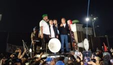 Wakil DPR RI, Saan Mustopa saat menyampaikan hasil audiensi dengan mahasiswa di depan Gedung DPR RI, Jakarta Pusat.( poto : kompas.com )