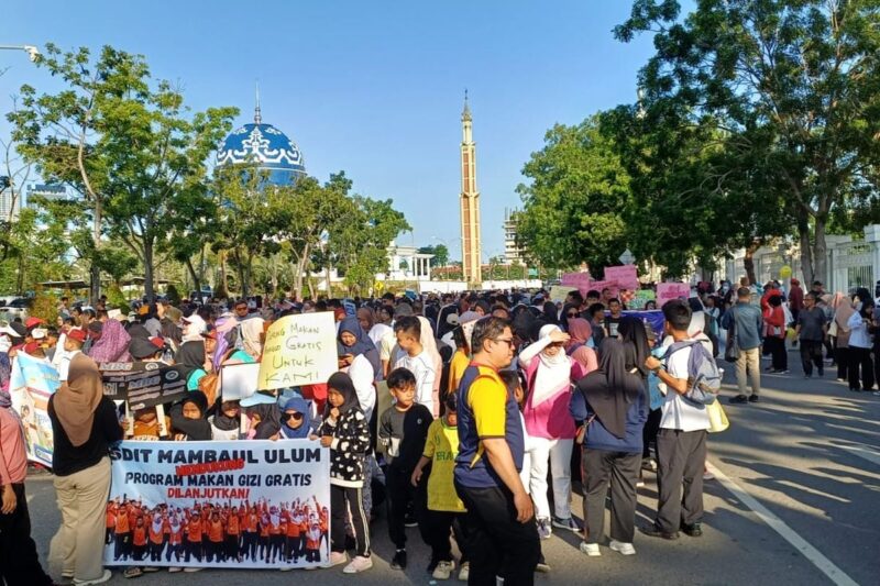 Ratusan siswa Sekolah Dasar (SD) dan Sekolah Menengah Pertama (SMP) di Kota Batam mengikuti pawai dukungan program MBG pada Minggu (21/6/2026).( poto : kompas.com )
