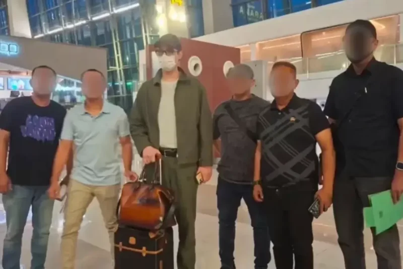 Kejaksaan Agung menangkap buronan kasus penipuan bisnis batu bara Richard Arief Muljadi di Bandara Soekarno-Hatta.( poto : kompas.com )