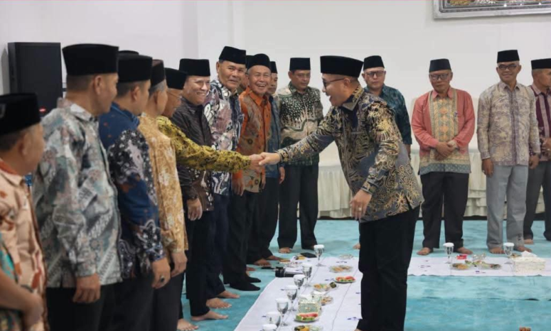 Wako Alfin saat saat menerima kunjungan dari tokoh Adat 6 luhah Sungai Penuh.( poto : prokopim)
