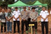 Sukseskan Program Reklamasi dan Penghijauan Serentak, Polres Pessel Tanam Pohon Bersama.( poto : sumbarbisnis.com )