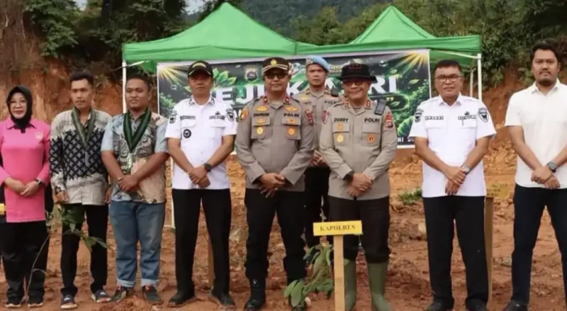 Sukseskan Program Reklamasi dan Penghijauan Serentak, Polres Pessel Tanam Pohon Bersama.( poto : sumbarbisnis.com )