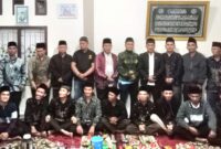 poto bersama setelah melakukan pengajian adat di Kerinci.( poto : Hesty )