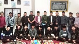 poto bersama setelah melakukan pengajian adat di Kerinci.( poto : Hesty )