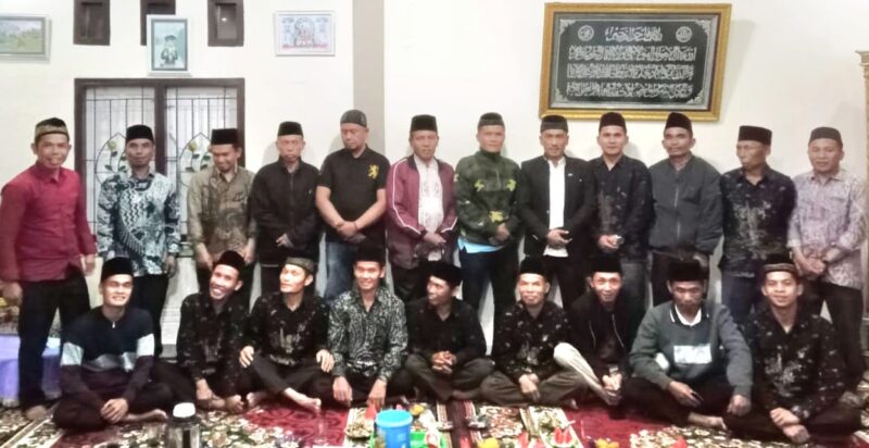 poto bersama setelah melakukan pengajian adat di Kerinci.( poto : Hesty )