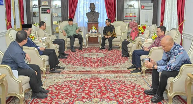 Gubernur Sumbar, Mahyeldi Ansharullah, menerima audiensi jajaran BPJS Ketenagakerjaan di Istana Gubernuran, Jum'at (26/6/2026). ( poto : padangkita.com )