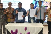 Direktur Kredit dan Syariah Bank Nagari Hafid Dauli bersama Direktur PT Tjahaja Baru Agri Edward Ferry Gani.( poto : padangkita.com )