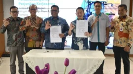Direktur Kredit dan Syariah Bank Nagari Hafid Dauli bersama Direktur PT Tjahaja Baru Agri Edward Ferry Gani.( poto : padangkita.com )