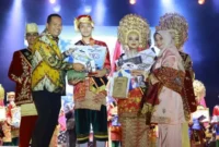 Wali Kota Pariaman Yota Balad memasang selempang dan menyerahkan hadiah kepada Shafira Zelka Rahmadhani dan Syatir Khairan Diandra yang terpilih sebagai Cik Uniang dan Cik Ajo (CUCA) Kota Pariaman 2026.( poto : padangkita.com )