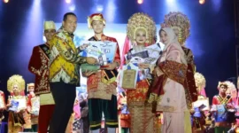 Wali Kota Pariaman Yota Balad memasang selempang dan menyerahkan hadiah kepada Shafira Zelka Rahmadhani dan Syatir Khairan Diandra yang terpilih sebagai Cik Uniang dan Cik Ajo (CUCA) Kota Pariaman 2026.( poto : padangkita.com )