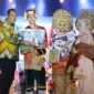 Wali Kota Pariaman Yota Balad memasang selempang dan menyerahkan hadiah kepada Shafira Zelka Rahmadhani dan Syatir Khairan Diandra yang terpilih sebagai Cik Uniang dan Cik Ajo (CUCA) Kota Pariaman 2026.( poto : padangkita.com )