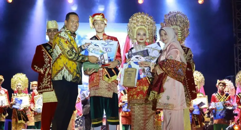 Wali Kota Pariaman Yota Balad memasang selempang dan menyerahkan hadiah kepada Shafira Zelka Rahmadhani dan Syatir Khairan Diandra yang terpilih sebagai Cik Uniang dan Cik Ajo (CUCA) Kota Pariaman 2026.( poto : padangkita.com )
